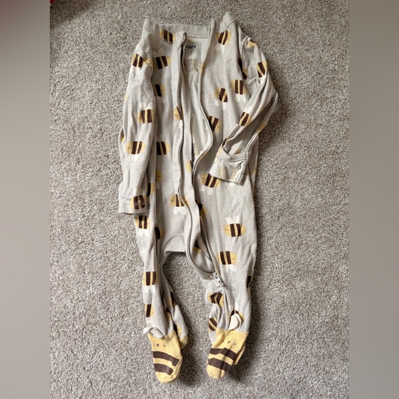 Old Navy Other - Old Navy Neutral Bee-Print Double Zipper Pajamas Yellow & Brown Bees